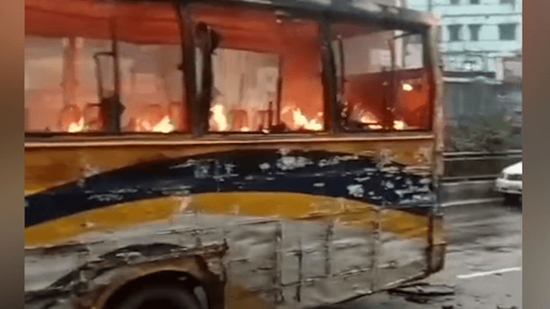 মিরপুরে দুর্বৃত্তদের বাসে আগুন