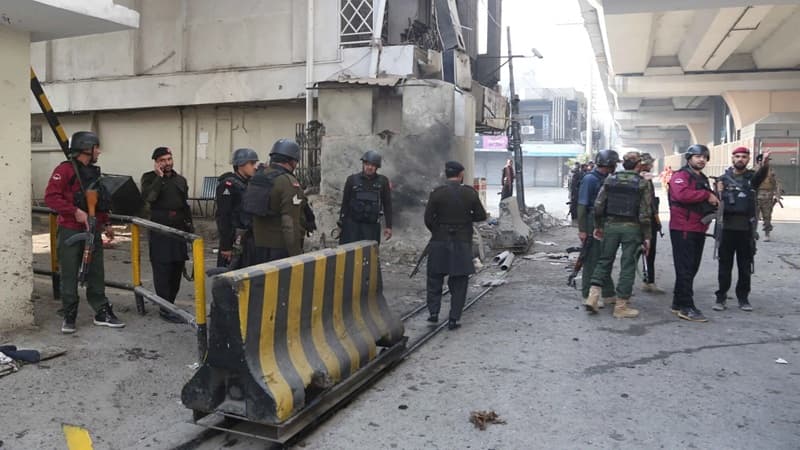 পাকিস্তানে আধাসামরিক বাহিনীর সদর দপ্তরে গোলাগুলি-বিস্ফোরণ, নিহত ৩