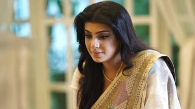 ‘পেনসিল হিল’ গানের মিউজিক ভিডিওতে মডেল মৌ