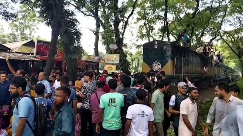 বাকৃবি শিক্ষার্থীদের রেললাইন অবরোধ, ঢাকা-ময়মনসিংহ ট্রেন চলাচল বন্ধ 