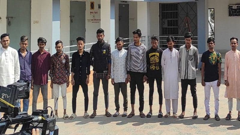 বিপুল দেশীয় অস্ত্রসহ ৩৯ কিশোর গ্যাং সদস্য গ্রেপ্তার