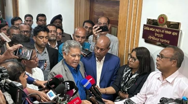 বন্দরে ধর্মঘট: 'অচলাবস্থা নিরসনে হার্ডলাইনে যাচ্ছে সরকার'