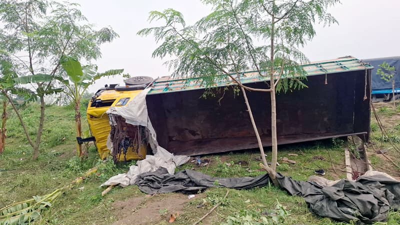 যমুনা সেতুর কাছে রডবোঝাই ট্রাক উল্টে নিহত ১৭, আহত ১০