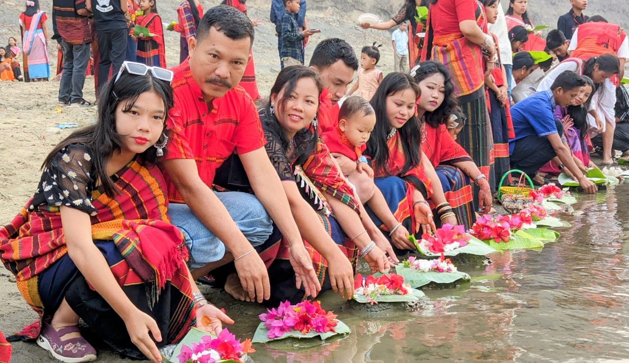 সাঙ্গু নদীতে ফুল ভাসিয়ে পাহাড়ে বর্ষবরণ শুরু