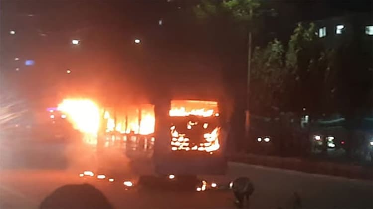 পল্লবীতে পার্কিং করা বাসে আগুন