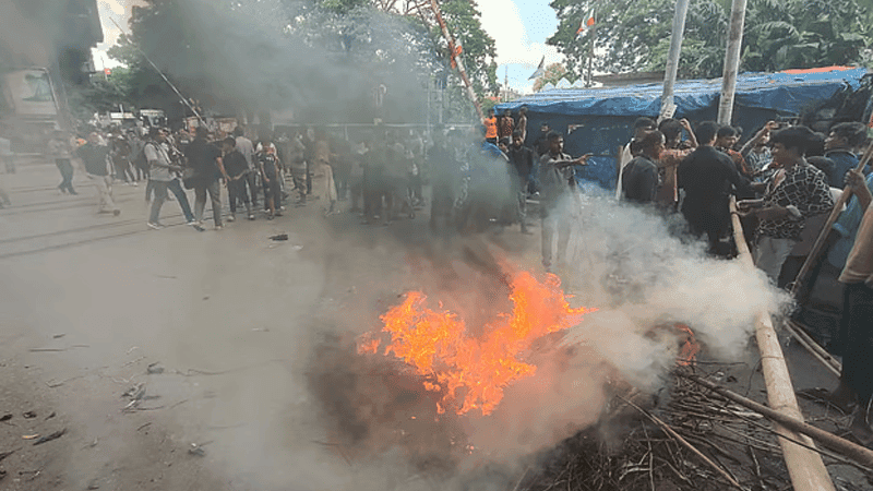 চট্টগ্রামে পরিবহনশ্রমিকদের সঙ্গে পুলিশের সংঘর্ষ, দুই সড়ক অবরোধ