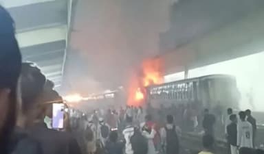 কমলাপুর স্টেশনে থাকা ট্রেনের বগিতে আগুন, ছড়িয়ে পড়ছে আতঙ্ক