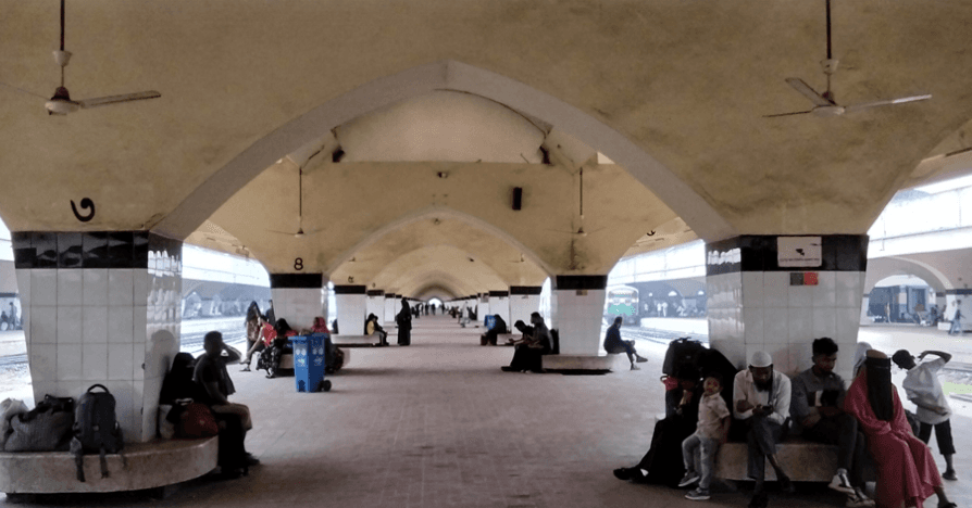 শেষ দিনে আসন ফাঁকা রেখেই কমলাপুর ছাড়ছে ট্রেন