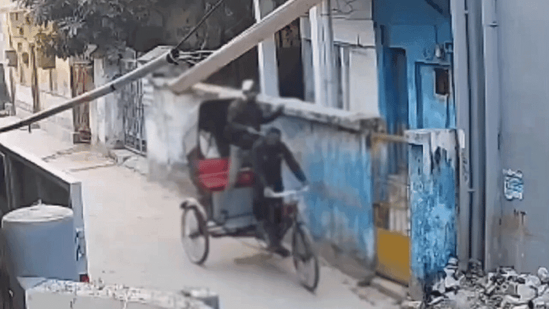 মাথায় হাতুড়ির আঘাত করে রিকশা ছিনতাই, দু’দিনেও জ্ঞান ফেরেনি চালকের