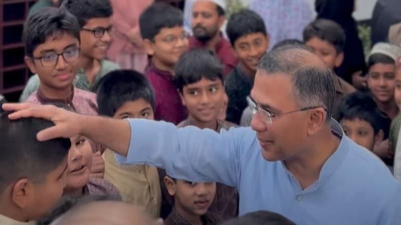 শিশুদের সঙ্গেও হাত মেলালেন প্রধানমন্ত্রী