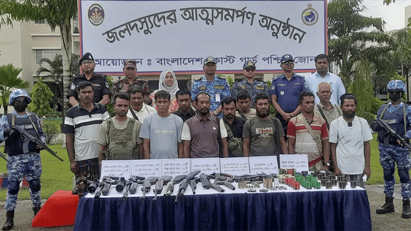 সুন্দরবনের ‘নানা ভাই’ বাহিনীর ১২ সদস্যের আত্মসমর্পণ, বিপুল অস্ত্র-গোলাবারুদ উদ্ধার
