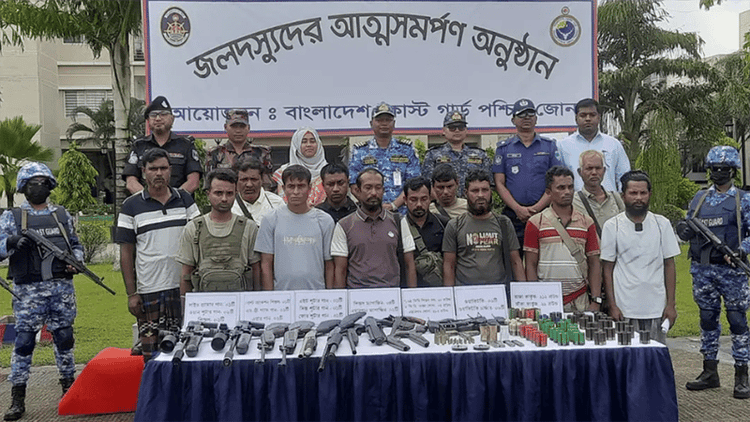 সুন্দরবনের ‘নানা ভাই’ বাহিনীর ১২ সদস্যের আত্মসমর্পণ, বিপুল অস্ত্র-গোলাবারুদ উদ্ধার