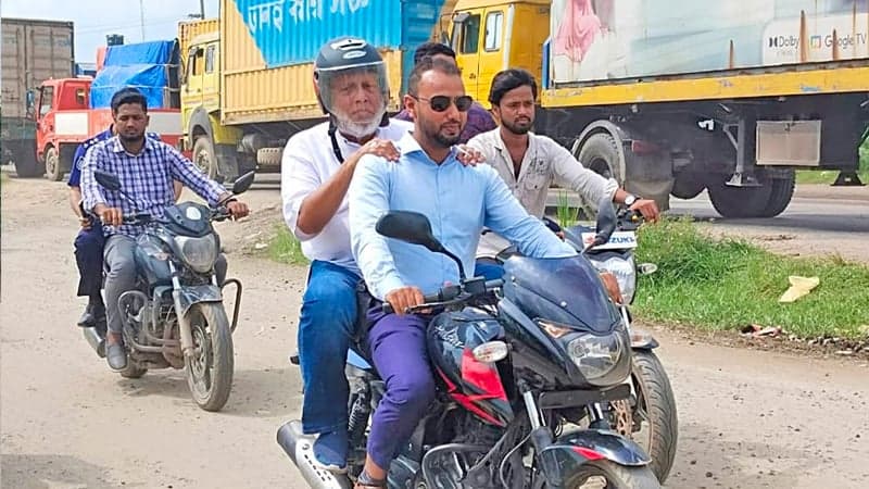 তীব্র যানজটে আটকা পড়ে মোটরসাইকেলে চড়ে গন্তব্যে গেলেন উপদেষ্টা