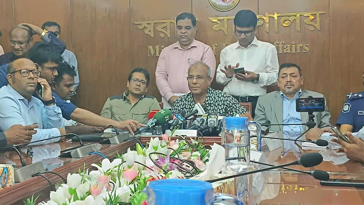 রাজনৈতিক নেতাদের অবৈধ সহায়তা দিলে পুলিশের বিরুদ্ধে ব্যবস্থা: স্বরাষ্ট্র উপদেষ্টা 