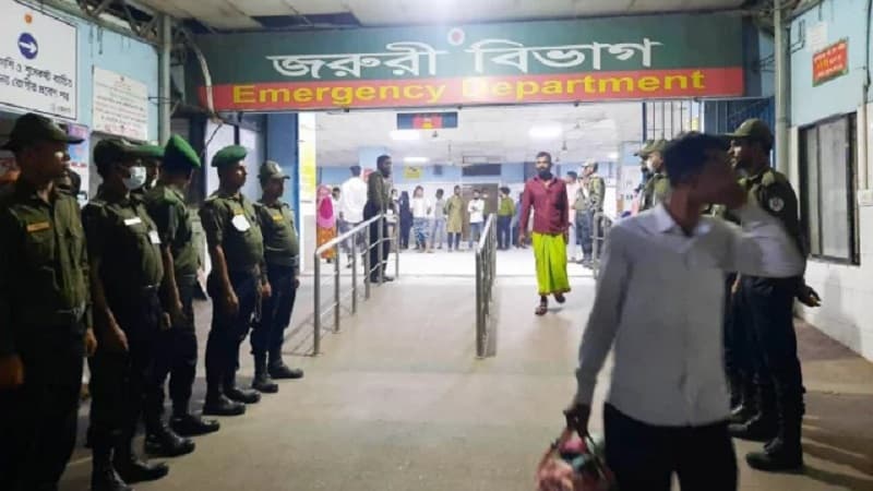 চিকিৎসাধীন শিশুর মৃত্যুকে কেন্দ্র করে ঢামেক হাসপাতালে ভাঙচুর ভাঙচুর