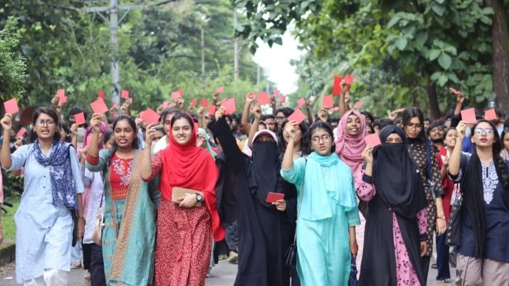 নতুন উপাচার্যকে প্রত্যাখ্যান করে চুয়েটে শিক্ষার্থীদের ‘লাল কার্ড’ কর্মসূচি