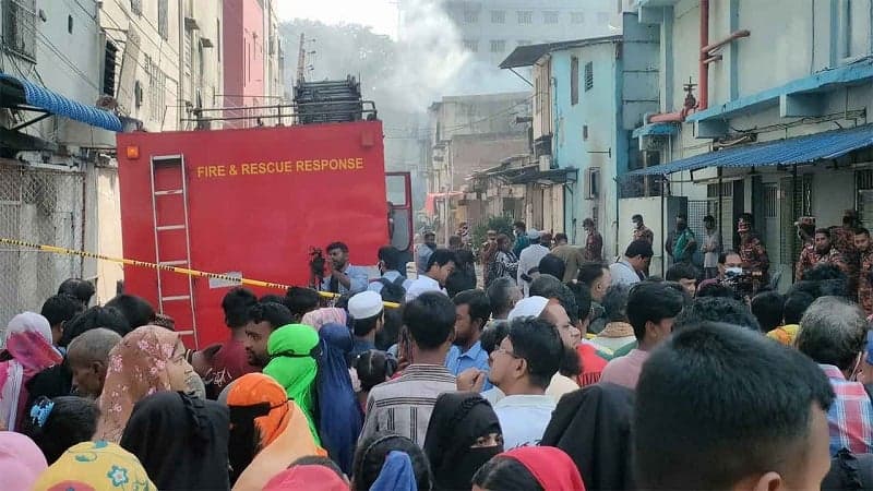 এখনো নেভেনি কেমিক্যাল কারখানার আগুন, ধোঁয়ায় অসুস্থ অর্ধশতাধিক
