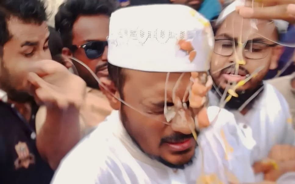 ঝিনাইদহে নাসিরুদ্দিন পাটোয়ারীর ওপর হামলা,  ডিম ও ইটপাটকেল নিক্ষেপ