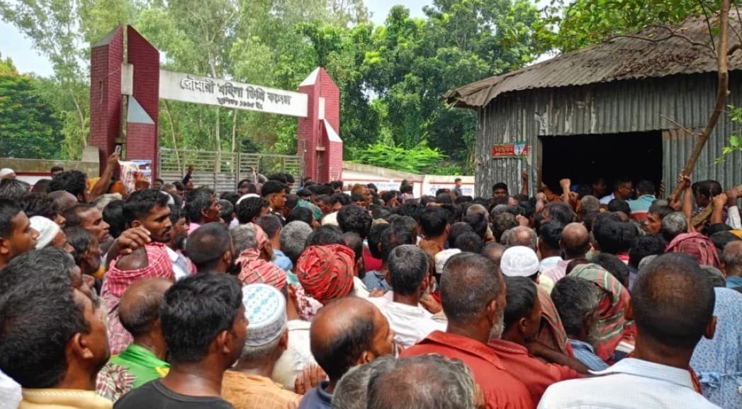 রৌমারীতে ডিলারের দেখা না পেয়ে গোডাউন ভেঙে সার নিয়ে গেলেন কৃষকেরা