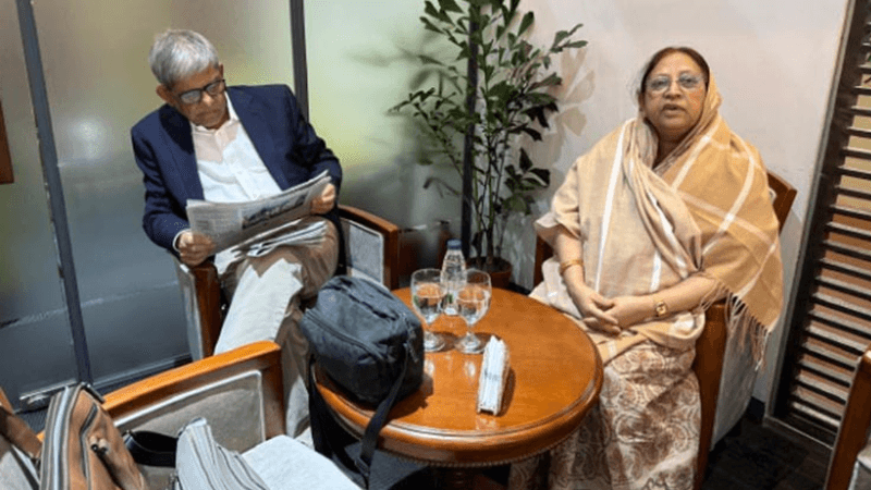 স্ত্রীর চিকিৎসার জন্য সিঙ্গাপুর গেলেন মির্জা ফখরুল