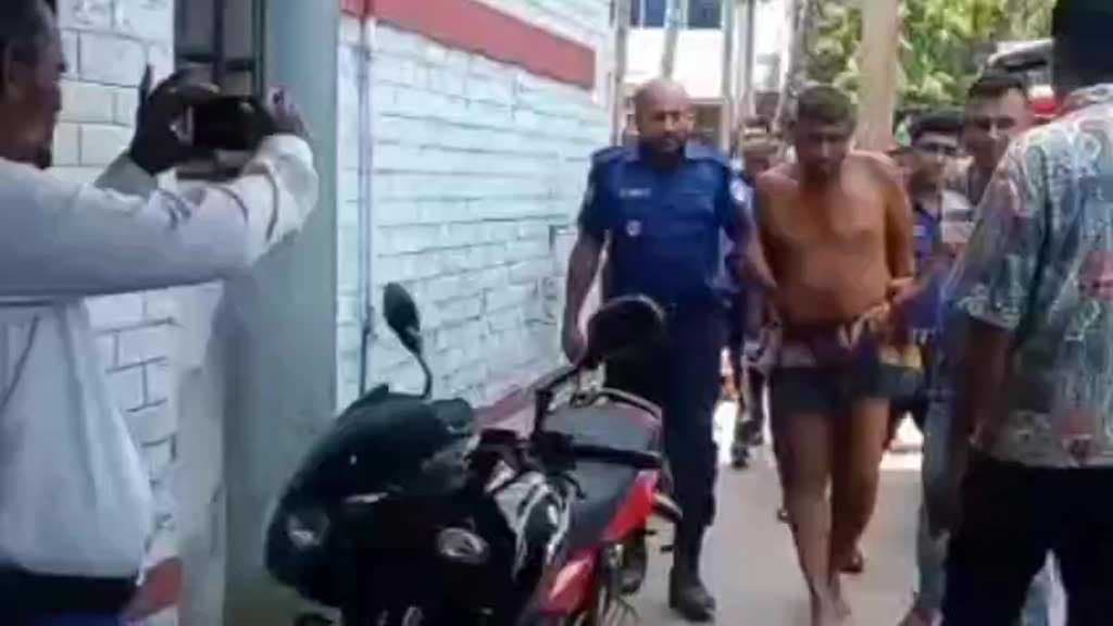 যশোরে মসজিদের মাইকে গুজব ছড়িয়ে পুলিশকে মারধর, আসামি ছিনতাই