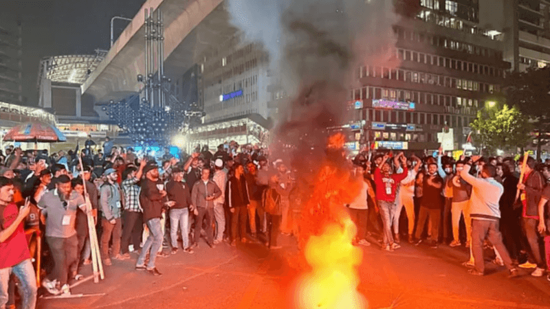 কারওয়ান বাজারে মোবাইল ব্যবসায়ীদের সড়ক অবরোধ