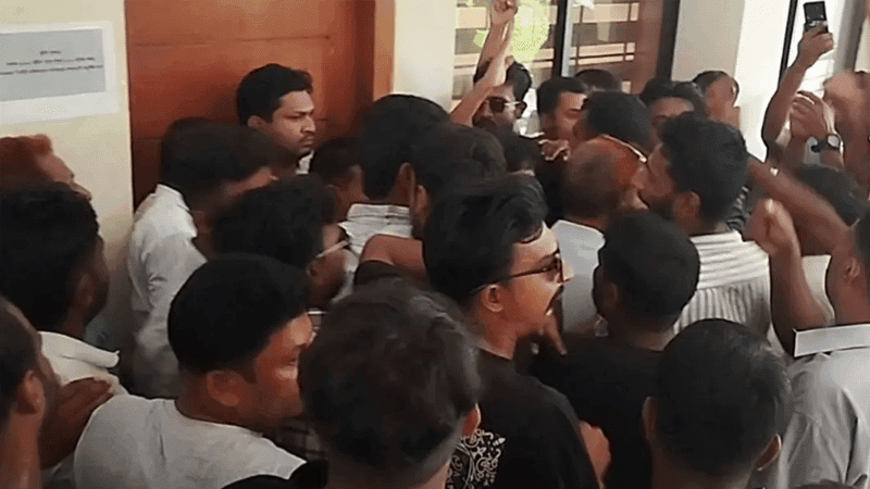 ফ্যামিলি কার্ডের শুমারিতে নিয়োগ নিয়ে নাটোরে ছাত্রদলের বিক্ষোভ, ভাঙচুর