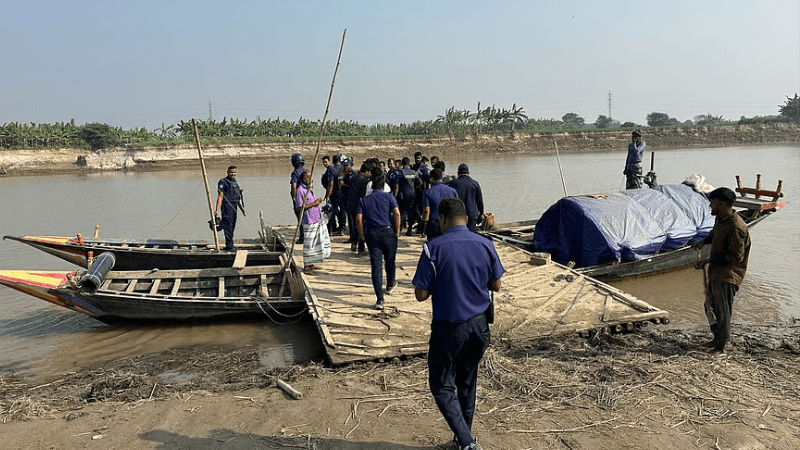 পদ্মায় ‘অপারেশন ফার্স্ট লাইট’, কাকন বাহিনীর ২১ সদস্য গ্রেপ্তার 