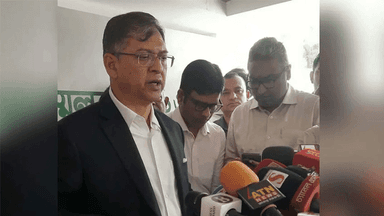 ১০ হাজার অস্ত্র উদ্ধার ও বাজেয়াপ্ত করতে জেলা প্রশাসকদের নির্দেশ স্বরাষ্ট্রমন্ত্রীর