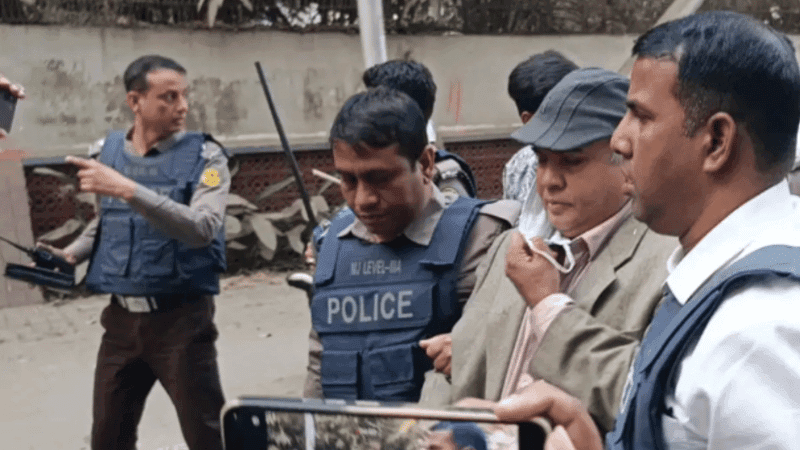 ধানমন্ডি-৩২ এ শ্রদ্ধা জানাতে এসে আটক ঢাবি অধ্যাপক জামাল উদ্দিন