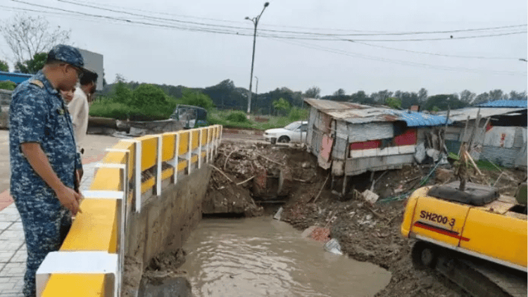 বিমানবন্দরের রানওয়ের জলাবদ্ধতা কমাতে খাল খনন করছে চট্টগ্রাম বন্দর