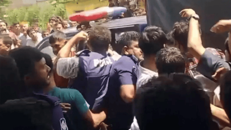 বলাৎকারের অভিযোগে মাদ্রাসাশিক্ষক আটক, গণপিটুনি ঠেকাতে গিয়ে আহত ৮ পুলিশ সদস্য