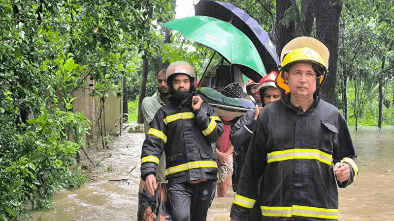 চট্টগ্রামে বুকসমান পানি পেরিয়ে প্রসূতিকে উদ্ধার করল ফায়ার সার্ভিস