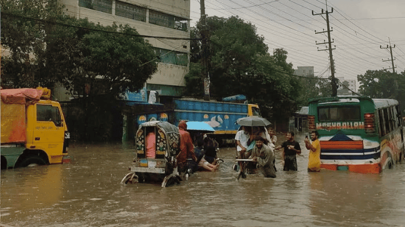 টানা বৃষ্টিতে চট্টগ্রামে সব কর্মকর্তা-কর্মচারীর ছুটি বাতিল