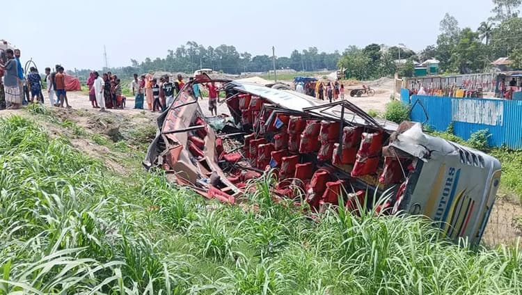 ঢাকা–টাঙ্গাইল মহাসড়কে বাস খাদে পড়ে আহত ১৭