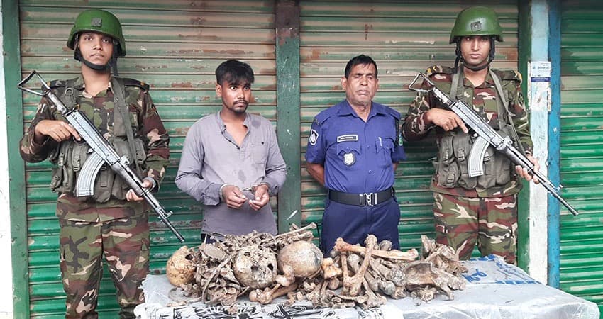 স্কুলব্যাগ ভর্তি মানুষের কঙ্কালসহ যুবককে আটক করেছে সেনাবাহিনী