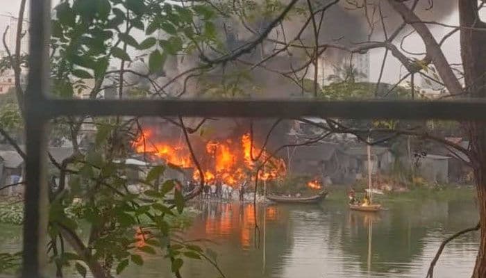 কড়াইল বস্তিতে আগুন, নিয়ন্ত্রণে ৭ ইউনিট