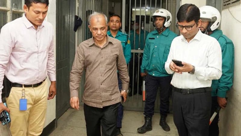 হঠাৎ ঢাকার ৪ থানা পরিদর্শন স্বরাষ্ট্র উপদেষ্টার, এসআই-কনস্টেবল বরখাস্ত