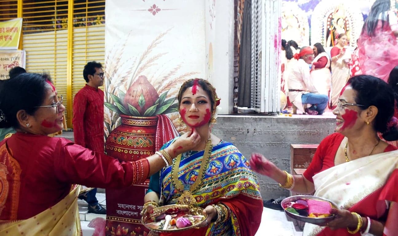 মণ্ডপে মণ্ডপে সিঁদুর খেলা, বিজয়া দশমীতে উৎসবের শেষ লগ্ন