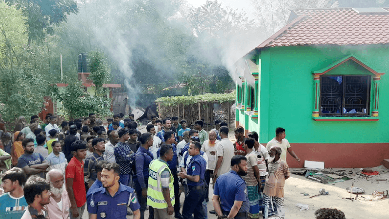 কুষ্টিয়ায় ‘পীরের’ আস্তানায় হামলা-আগুন, আস্তানাপ্রধান নিহত