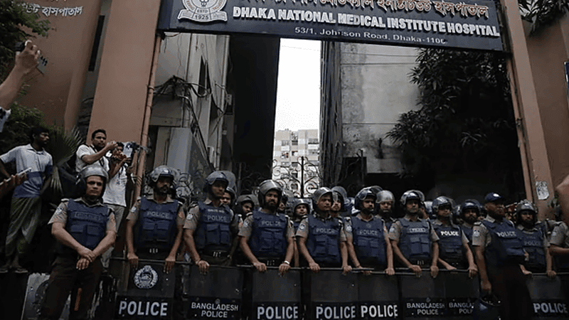 ন্যাশনাল মেডিকেলের সামনে সতর্ক পুলিশ, জবি এলাকায় ছাত্রদলের অবস্থান