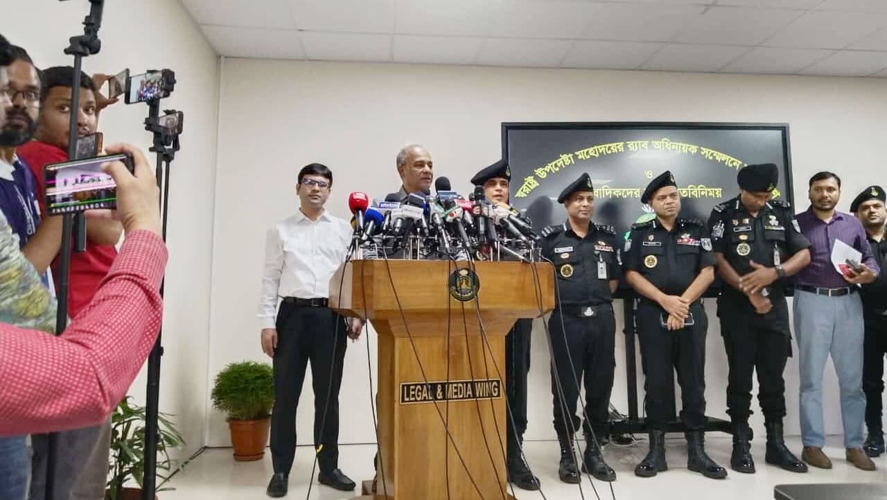 দুর্গাপূজা ঘিরে অপপ্রচার চালাচ্ছে পার্শ্ববর্তী দেশ : স্বরাষ্ট্র উপদেষ্টা