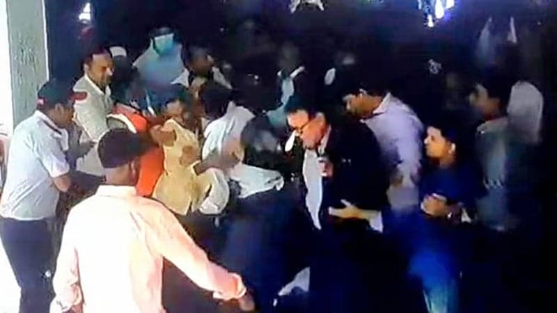 জাতীয় বিশ্ববিদ্যালয়ের ভিসির ওপর হামলা, অটোপাসের দাবিতে উত্তেজনা