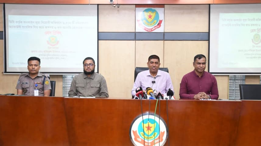 অনলাইন জুয়ায় দৈনিক ৫ কোটি টাকা লেনদেন, ৬৬০০ সিমসহ গ্রেপ্তার ৬: ডিবি
