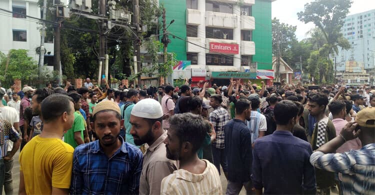  সিলেটে ব্যাটারিচালিত রিকশাচালকদের ঘেরাও-অবরোধ, যানবাহন ভাঙচুর