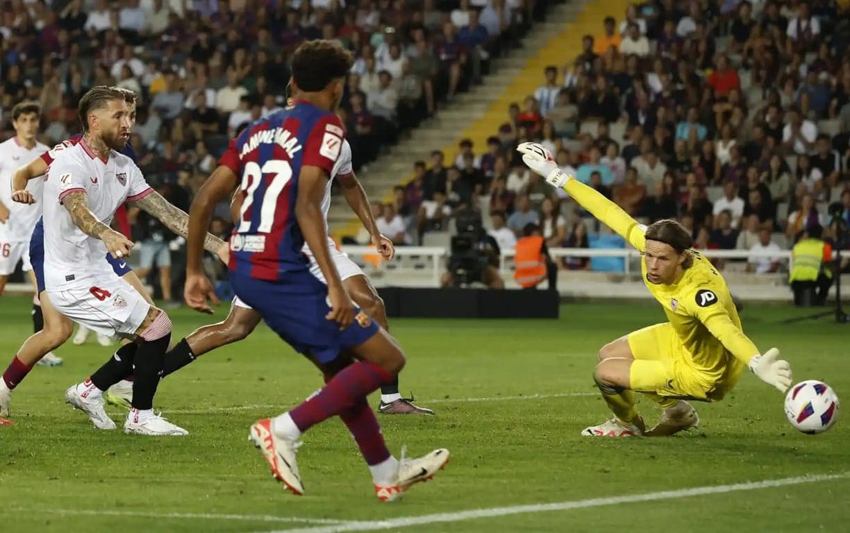 আত্মঘাতী গোলে হারল সেভিয়া, শীর্ষে বার্সেলোনা