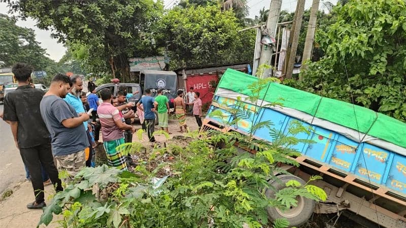 সোনারগাঁয়ে নিয়ন্ত্রণহীন ট্রাকের ধাক্কায় প্রাণ গেল পথচারীর, আহত ৪