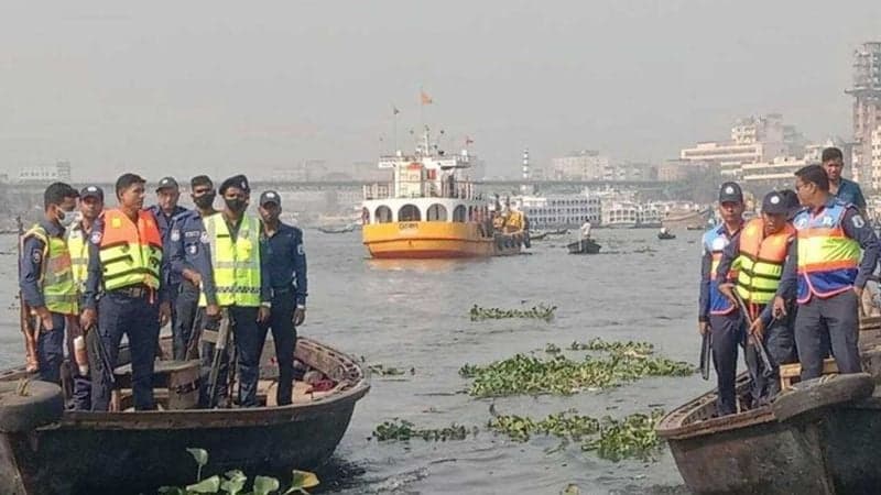 নারায়ণগঞ্জে বাল্কহেড ও নৌ-পুলিশের নৌযানের সংঘর্ষ, পুলিশ সদস্যের মৃত্যু