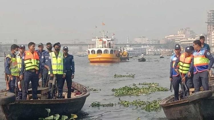 নারায়ণগঞ্জে বাল্কহেড ও নৌ-পুলিশের নৌযানের সংঘর্ষ, পুলিশ সদস্যের মৃত্যু
