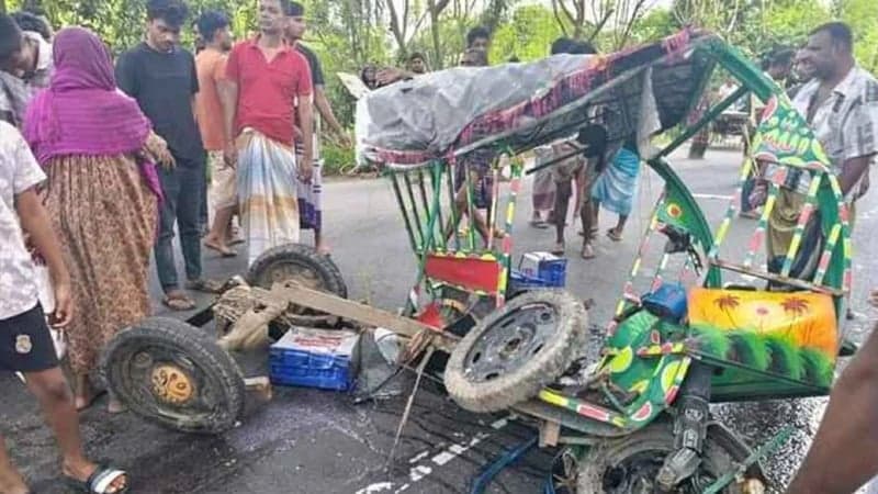 নাটোরে বাসের ধাক্কায় অটোরিকশার তিন যাত্রী নিহত